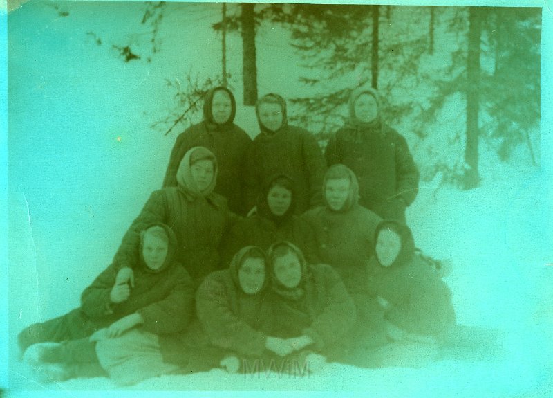 KKE 4513.jpg - Dziewczęta pracujące w kopalni na Uralu, 1955 r.